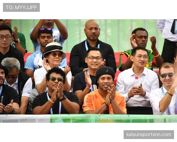 小罗又在沙滩上光脚踢球，这人设是真不打算赚钱了？