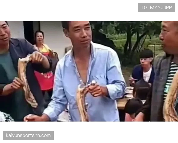 熊朝忠训练完蹲路边啃馒头，这自律狠人真吃得了苦